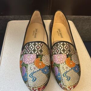 Like New Beautiful Jon Josef Floral Embroidered Black Flats Shoes Size 7.5